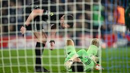 Premier League siết quy định với thủ môn giả chấn thương