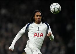 Tottenham sẵn sàng bán Djed Spence cho MU và Liverpool