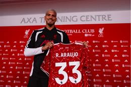Ronald Araujo nhắc đến Luis Suarez trong ngày ra mắt Liverpool