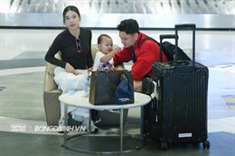 Tuyển Việt Nam hạ cánh Suvarnabhumi, Văn Lâm có hành động tình cảm