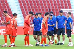 Thành Chung nhận lời dặn dò trước trận gặp Thái Lan