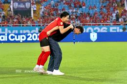 Đình Bắc được HLV Kim Sang Sik cõng lên nhận giải 