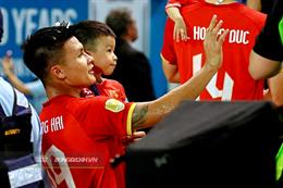 Quang Hải nhận cúp từ Chủ tịch FIFA, hướng đến chinh phục mục tiêu mới