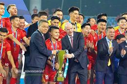 Quang Hải nhận cúp từ Chủ tịch FIFA, hướng đến chinh phục mục tiêu mới