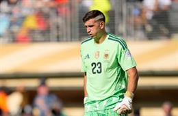 Emiliano Martinez giỏi gấp 10 lần Robert Sanchez