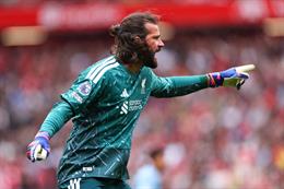 Alisson nổi giận, đá vỡ bảng thay người của trọng tài