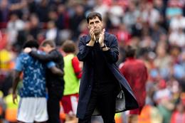 HLV Liverpool chỉ trích trọng tài biên không biết thay người