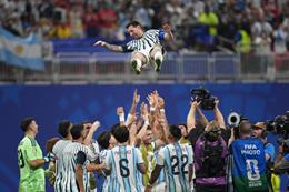 Chúng ta đều ích kỷ khi chỉ muốn Messi cứ chơi bóng mãi