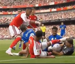 Gabriel may mắn không bị đuổi khỏi sân trước Chelsea