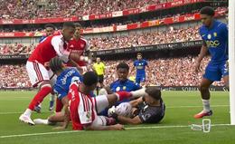 Emiliano Martinez lĩnh trọn cú đá vào mặt từ Gabriel Magalhaes
