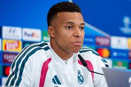 Phản ứng của Mbappe khi bị chê phòng ngự kém