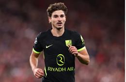 Steven Gerrard vui mừng vì Arsenal bỏ lỡ Julian Alvarez