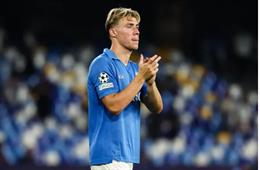 Rasmus Hojlund đưa Ezri Konsa lên mây