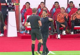 Hành động bất ngờ của Mikel Arteta với trọng tài