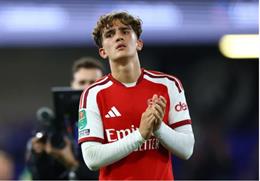 Jack Wilshere cố gắng đưa Max Dowman rời Arsenal