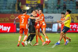 Thủ môn Bùi Tiến Dũng khơi gợi lại ký ức Thường Châu sau màn gieo sầu cho Hà Nội FC
