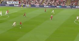 Dani Olmo biếnElliot Anderson thành gã hề