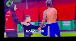 Riccardo Calafiori mang lại niềm vui bất ngờ cho fan nhí
