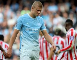 Không nên loại Man City khỏi Premier League