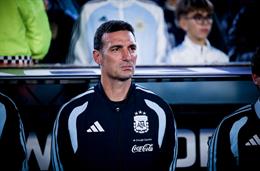 HLV Scaloni bật khóc trong ngày chia tay Messi