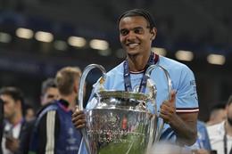 Akanji hy vọng không bị tước các danh hiệu cùng Man City