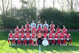 Vì sao Arsenal chụp ảnh toàn đội không có William Saliba?