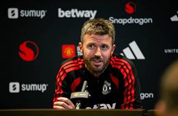 Carrick phớt lờ sức ép về tương lai tại Man United