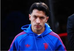 Michael Carrick bị chỉ trích vì sử dụng Lisandro Martinez