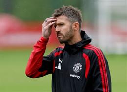 Dwight Yorke chỉ ra cái tên có thể thay thế Michael Carrick ở MU