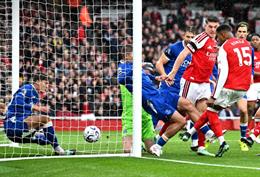 Arsenal chấm dứt chuỗi 13 trận không ghi bàn từ các tình huống cố định