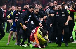 Ẩu đả dữ dội ở đại chiến Galatasaray vs Fenerbahce