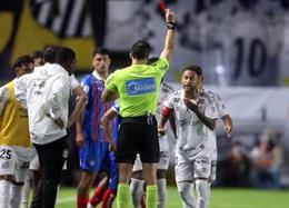 Hành động che miệng khiến Neymar nhận án phạt nặng