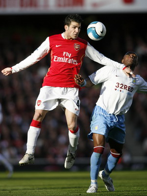 Fabregas (trái) cũng như các cầu thủ khác của Arsenal  hình ảnh