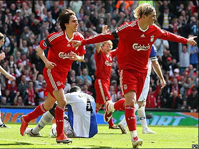 Torres (phải) đã có cú đúp trong trận đấu này hình ảnh