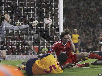 Benayoun (áo đỏ) cũng góp “một nửa” công sức cho trận hòa của Liverpool hình ảnh