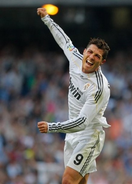 Ronaldo phấn khích sau khi lập cú đúp trong chiến công của Real hình ảnh