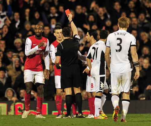 Tấm thẻ đỏ của Djourou chính là bước ngoặt dẫn đến thất bại của Arsenal hình ảnh